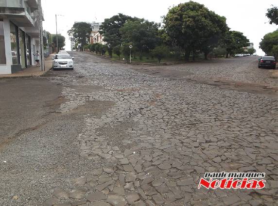"Motoristas dizem que não ter mais espaço para tantos buracos na cidade"