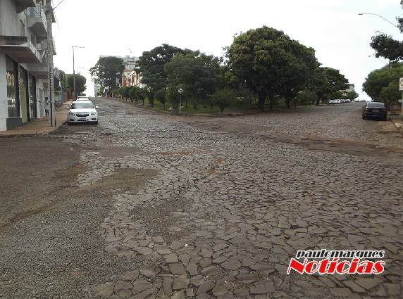 Cruzamento de ruas no centro de Três de Maio deixa um aspecto feio para a cidade - foto 3