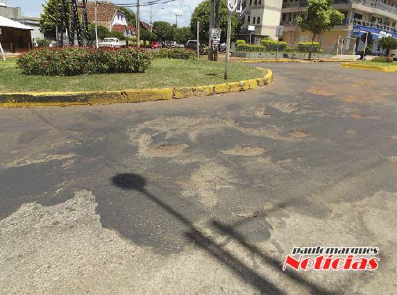 Secretaria de Obras providencia
tapa-buracos em rótula no centro de Três de Maio - foto 3