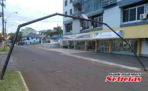 Descaso com patrimônio público. Arco atingido
por ônibus na Av. Pasqualine, está jogado na rua - foto 3