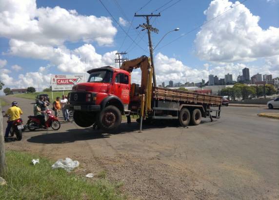 Acidente envolvendo moto e caminhão deixa uma vitima fatal - foto 3