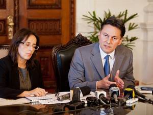 Operação da Polícia Civil prendeu quatro 

servidores da pasta nesta quinta