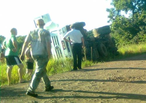 Caminhão de
transporte de leite tombou na ERS 305 no interior de Crissiumal - foto 2
