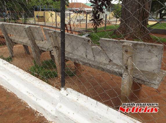 Pais reclamam da falta de manutenção da Praça Henrique Becker Filho, em Três de Maio - foto 3