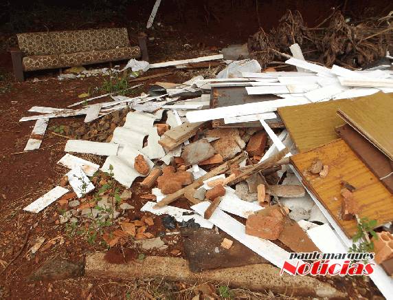 Entulhos formam um depósito irregular na rua Giruá, no bairro Santa
Rita - foto 2
