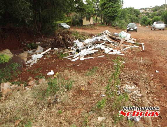 Entulhos formam um depósito irregular na rua Giruá, no bairro Santa
Rita - foto 3