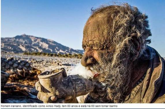 O homem criou uma crosta de terra no corpo