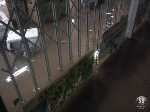 Temporal provoca alagamentos em Brusque - foto 2