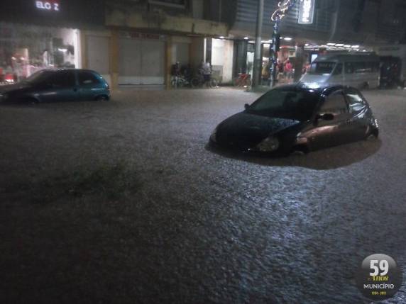 A cidade teve diversos pontos e alagamentos