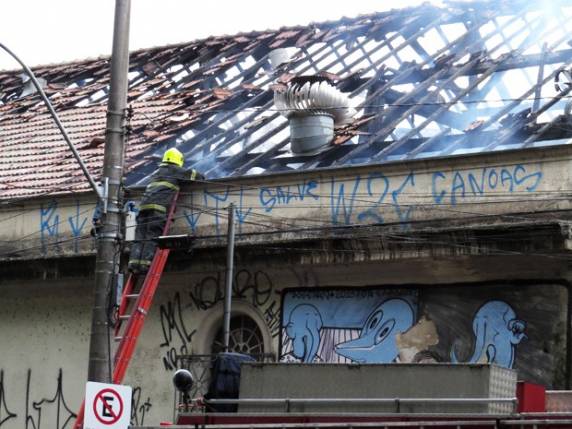 Incêndio atinge prédio do Pão dos Pobres, em Porto Alegre - foto 3