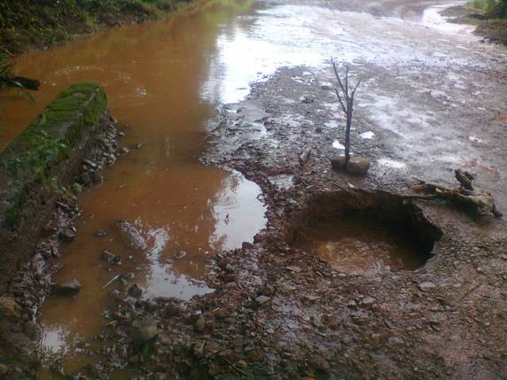 Chuva provoca danos em pequena ponte no interior de Alegria - foto 2