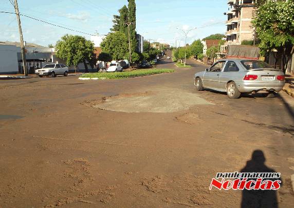 Buracos abertos pela CORSAN em vias públicas, incomodam motoristas em Três de Maio - foto 2
