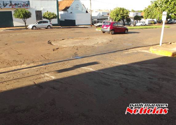 Buracos abertos pela CORSAN em vias públicas, incomodam motoristas em Três de Maio - foto 3
