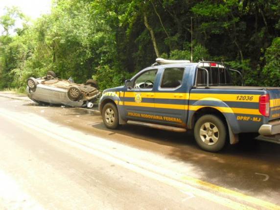 Capotamento deixa três feridos na BR 287, em
Santiago - foto 2