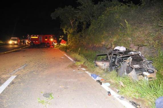 Acidente entre caminhão e quatro carros deixa sete
mortos na BR-386, em Pouso Novo - foto 3