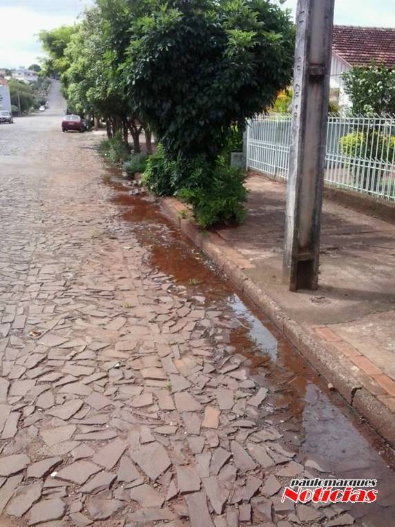 O vazamento persiste a duas semanas 