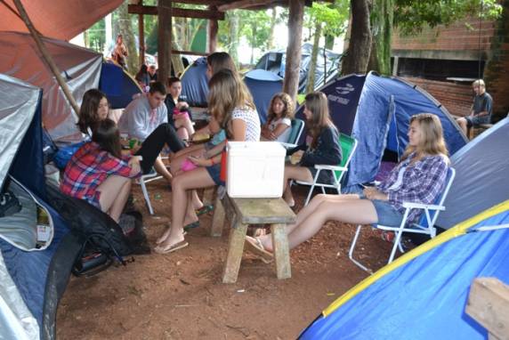 Mais de 400 

jovens evangélicos de diversos estados e países estão reunidos no Parque de Três de Maio