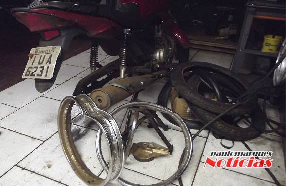 O piloto de uma moto ficou 

ferido