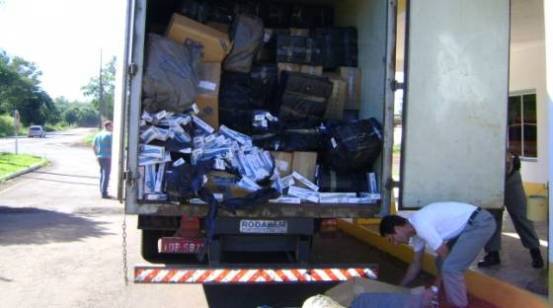 Um caminhão furgão carregava o contrabando