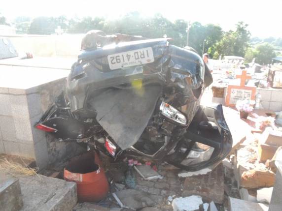 Carro invade cemitério e seis pessoas ficam feridas, em
Passo Fundo - foto 3