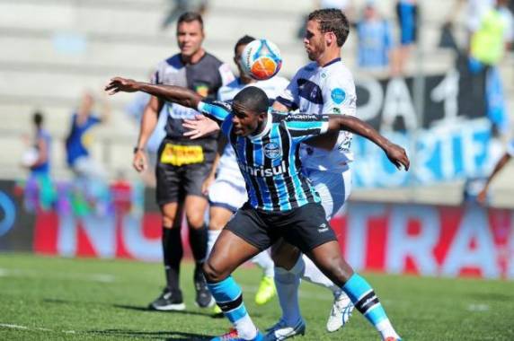 Em momento de bobeira da defesa gremista, Jean marcou o único gol da 

partida