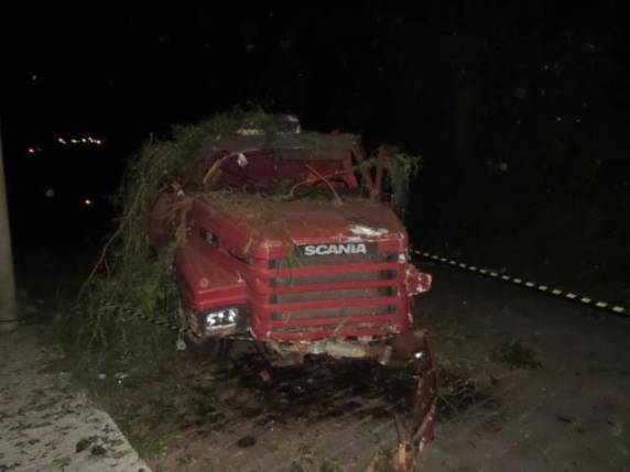Caminhão desgovernado despenca de barranco com cerca de 30 metros - foto 2