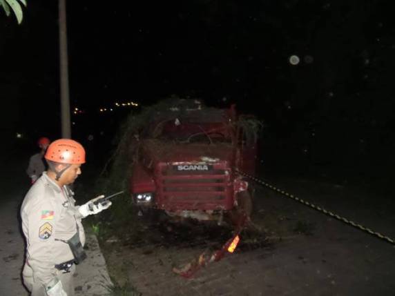 Caminhão desgovernado despenca de barranco com cerca de 30 metros - foto 3