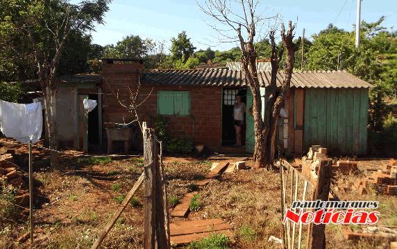 Mulher que deve desocupar área de uma vila que será desativa em Três de Maio, diz não ter
para onde ir - foto 2