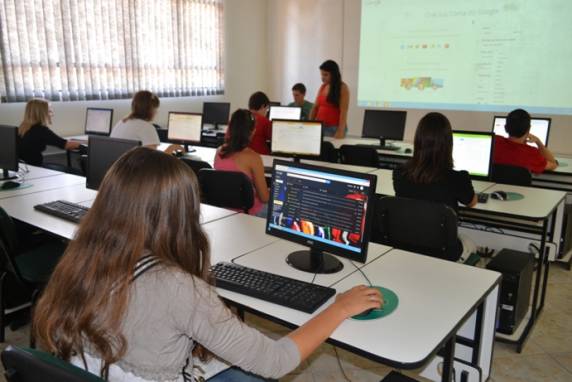 Durante a capacitação de nivelamento, os alunos recebem instruções de como devem proceder para 

ter acesso à informática e aos dados na rede