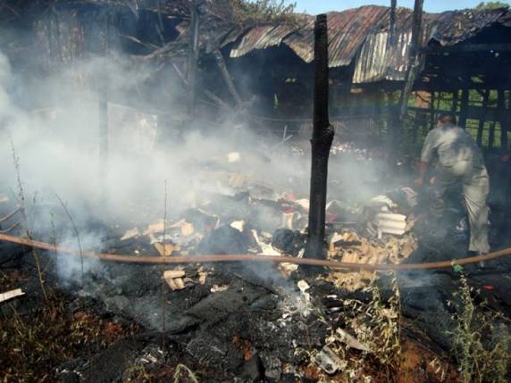 Casa é consumida pelo fogo em São Luiz Gonzaga - foto 3