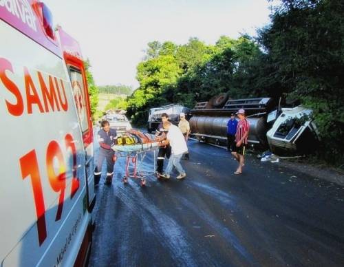 Colisão entre caminhões de transporte de leite deixa um motorista ferido na ERS 472 - foto 3