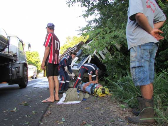 Colisão entre caminhões de transporte de leite deixa um motorista ferido na ERS 472 - foto 2