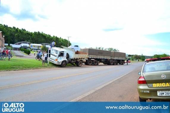 Colisão envolve caminhões em FW - foto 2