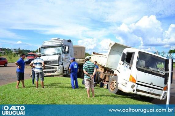 Colisão envolve caminhões em FW - foto 3