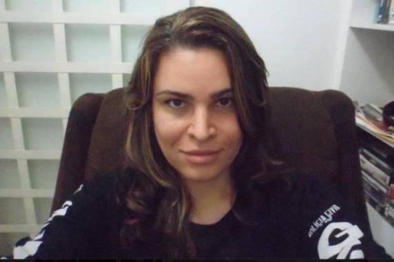 Desde o final de outubro Laura já exibia o novo visual nas redes 

sociais, contrastando com a imagem pública do então delegado Thiago
