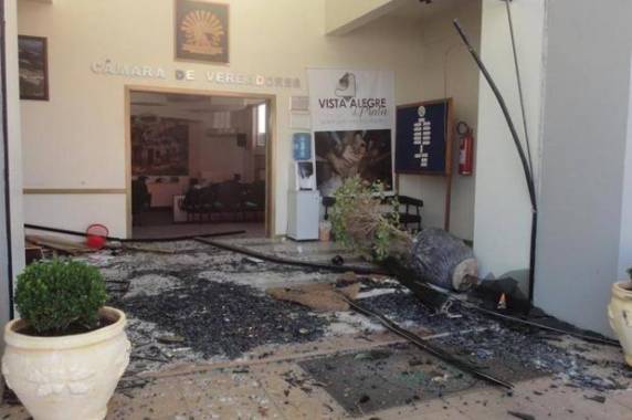 Homem invade prefeitura de Vista Alegre do Prata com trator