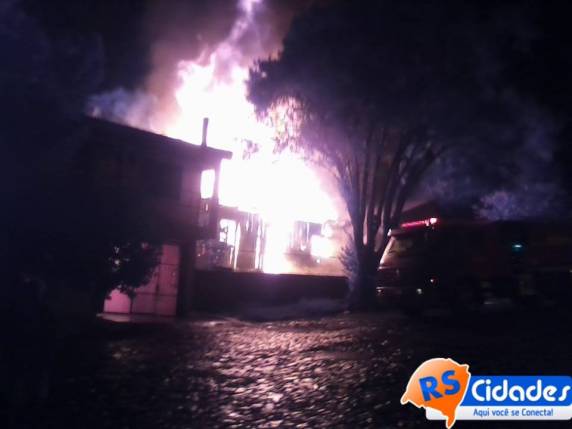 Incêndio no centro de Santa Rosa assusta moradores - foto 3