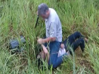 Ataque ocorreu depois de carro bater em 

lixeira de concreto na BR-290