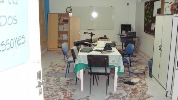 Igreja, escola e parque de máquinas foram atacados por vândalos
em Alegria - foto 2