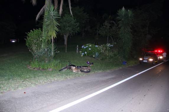 Carro e moto se envolvem em acidente na BR 287 

em Santiago - foto 2