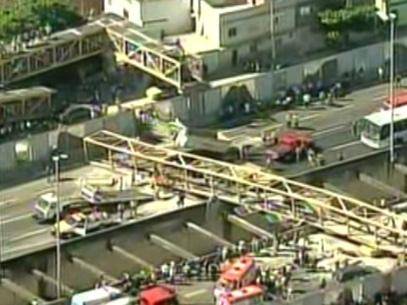 Passarela de pedestres cai no Rio de Janeiro e
quatro pessoas morrem - foto 2
