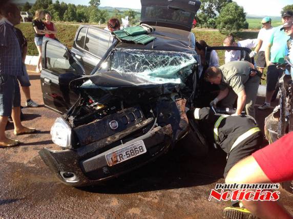 Uma pessoa ficou ferida em colisão de carro e caminhão em São Martinho - foto 2