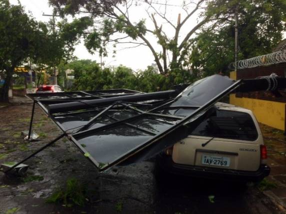 Temporal derrubou árvores, postes e destelhou casas em Novo 

Hamburgo