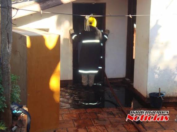 Incêndio em residência em Três de Maio - foto 2