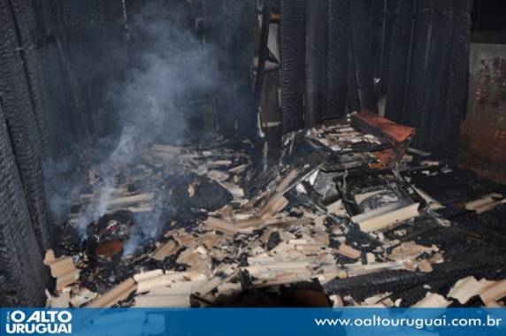 Casa é destruída em incêndio em Frederico Westphalen - foto 3