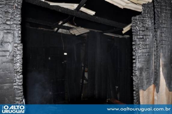 Casa é destruída em incêndio em Frederico Westphalen - foto 2
