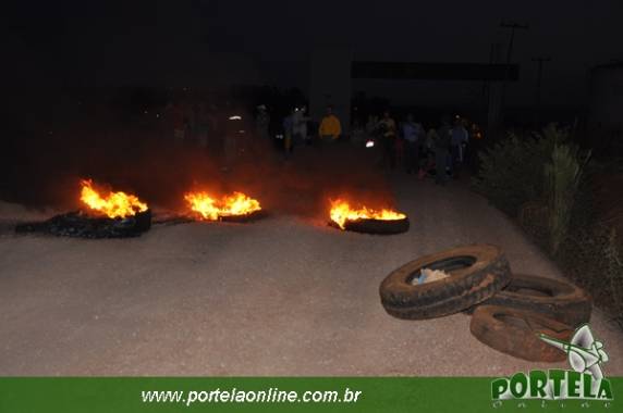 Protesto em Vista Gaúcha tranca ERS-163 - foto 2
