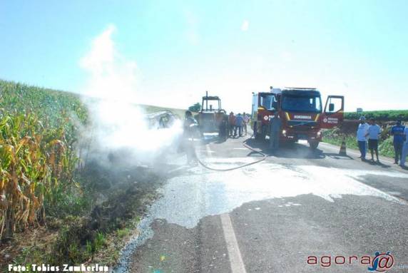 Incêndio destrói camionete e ameaça lavoura de milho no interior de Pejuçara - foto 3
