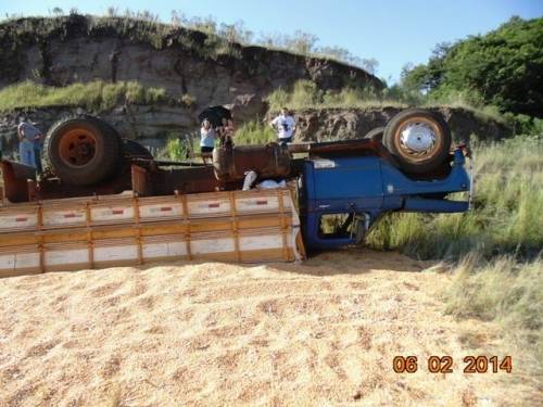 Motorista tenta desviar buracos e tomba caminhão carregado na RS 305 - foto 3