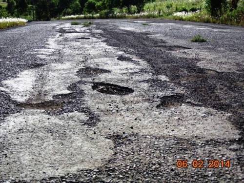 Motorista tenta desviar buracos e tomba caminhão carregado na RS 305 - foto 2